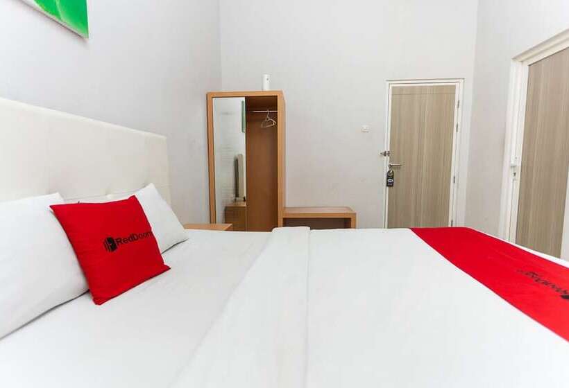 פנסיון Reddoorz Plus @ Idjen Boulevard Malang