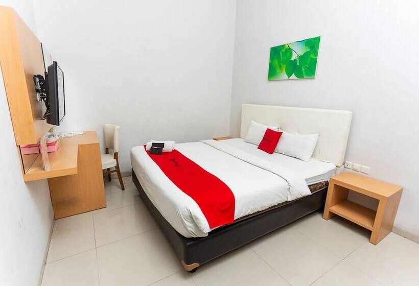 פנסיון Reddoorz Plus @ Idjen Boulevard Malang