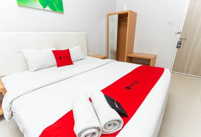 פנסיון Reddoorz Plus @ Idjen Boulevard Malang