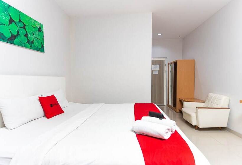 פנסיון Reddoorz Plus @ Idjen Boulevard Malang