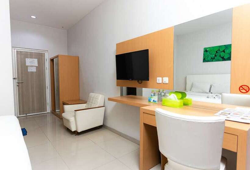 פנסיון Reddoorz Plus @ Idjen Boulevard Malang