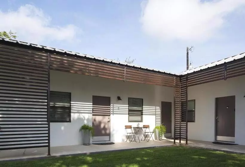 Hotelli Flora And Fauna