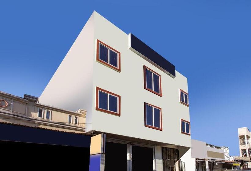 Oyo 26904 Hotel Manjulam Regency