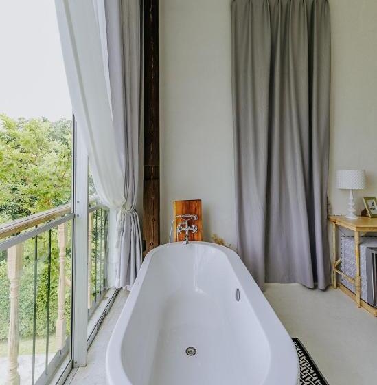 בית מלון כפרי White Wall Riverfront