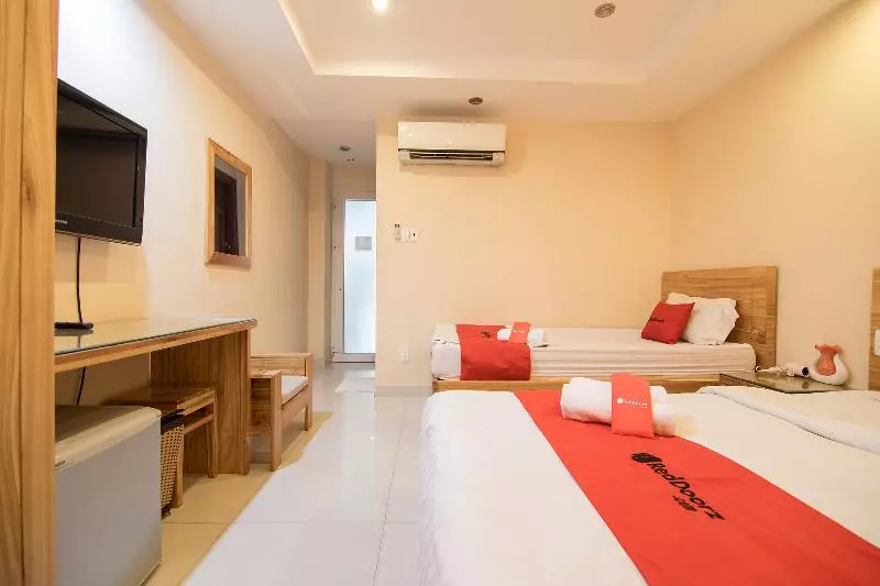 پانسیون Reddoorz @ Bui Vien Walking Street  Hostel
