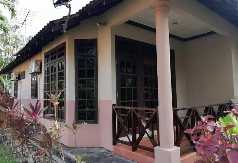 Majatalo Six Villa Inn