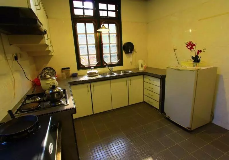 Majatalo Six Villa Inn