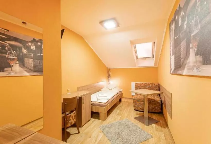 Majatalo Penzion Hluk