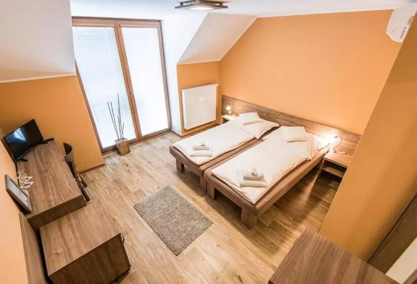 Majatalo Penzion Hluk