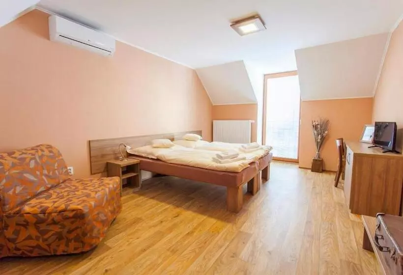 Majatalo Penzion Hluk