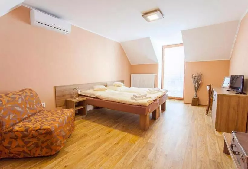 Majatalo Penzion Hluk