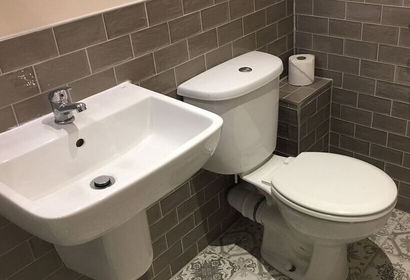 Общежитие The Tower Arms