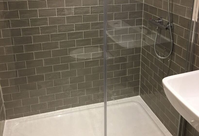 Общежитие The Tower Arms