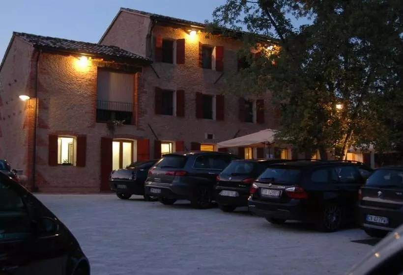 ホテル Agriturismo La Paterna
