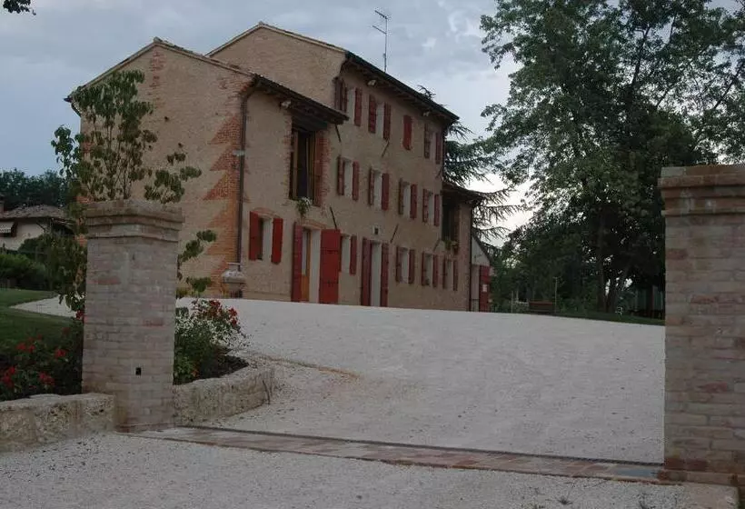 ホテル Agriturismo La Paterna