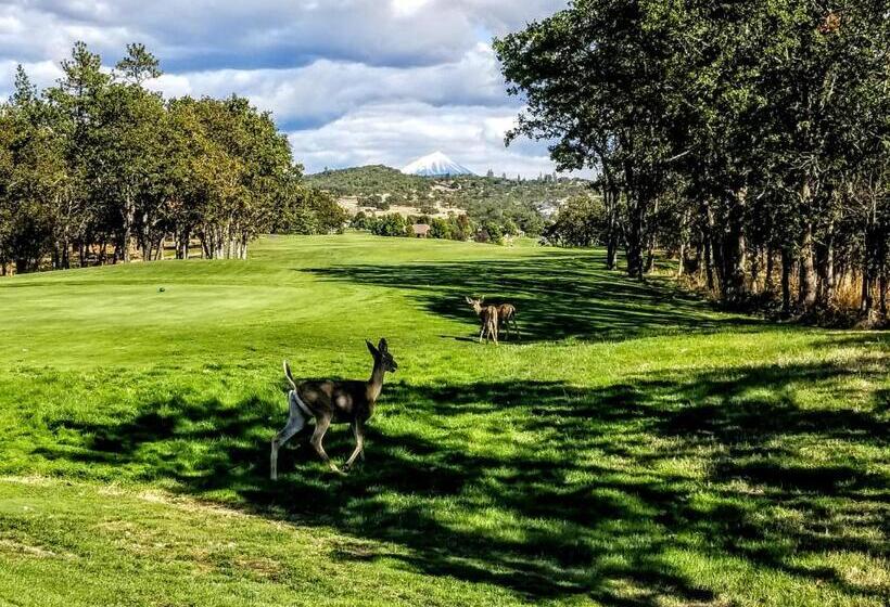 Отель Resort At Eagle Point Golf Club Lodging