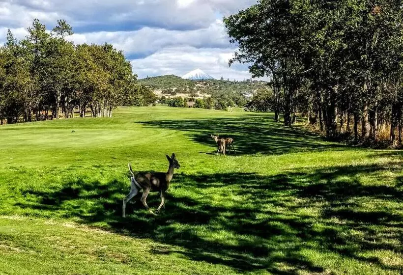 Hotelli Resort At Eagle Point Golf Club Lodging