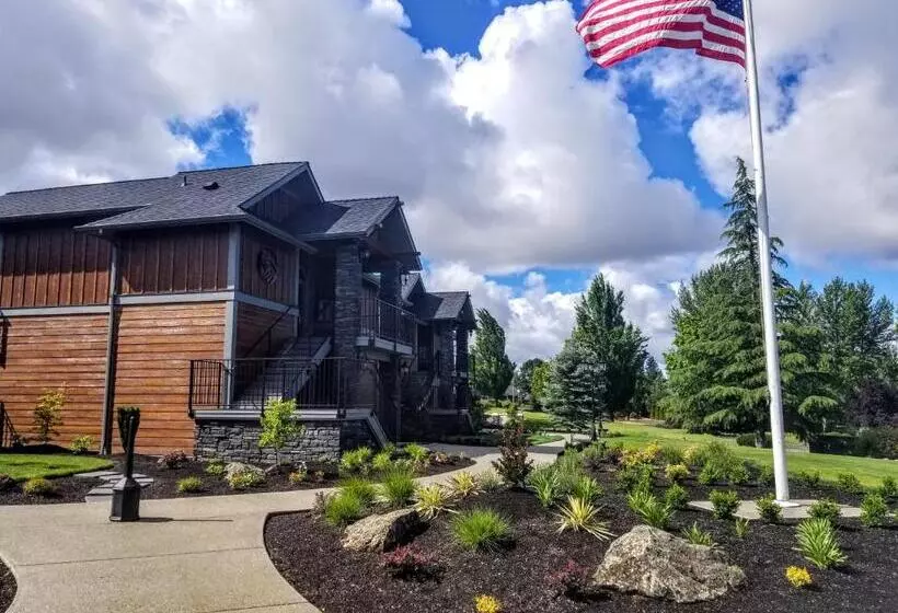 Hotelli Resort At Eagle Point Golf Club Lodging