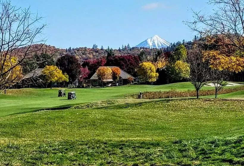 Hotelli Resort At Eagle Point Golf Club Lodging