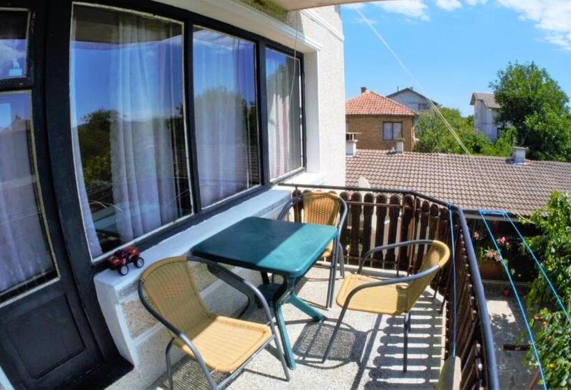 پانسیون Atanasovi House