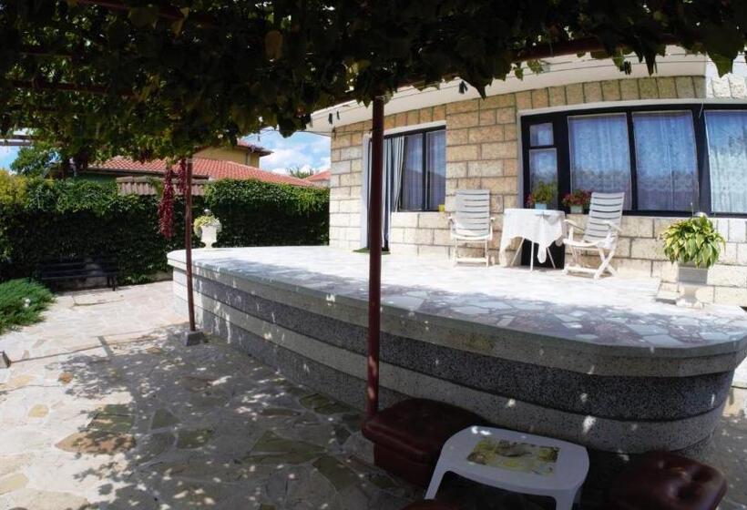 پانسیون Atanasovi House