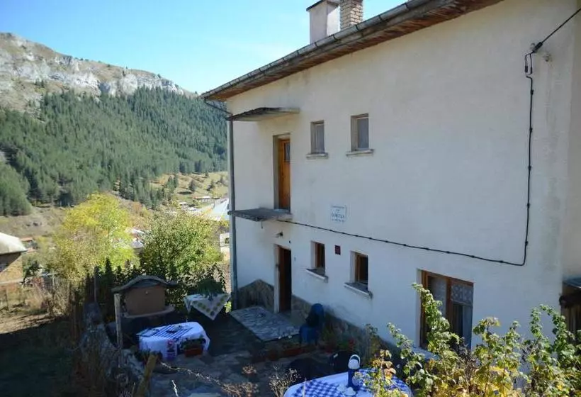 پانسیون Kristal Guest House