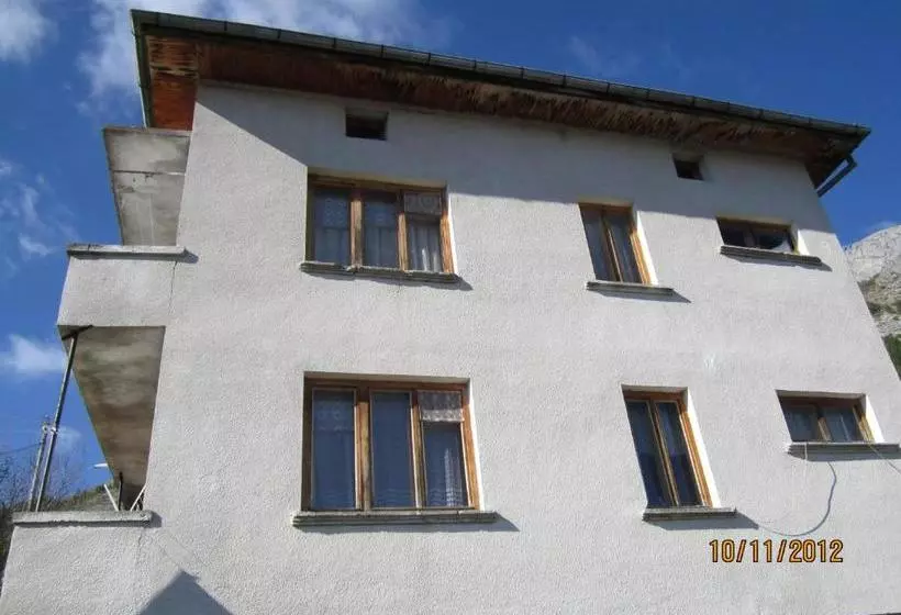 پانسیون Kristal Guest House
