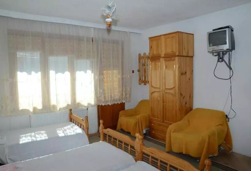 پانسیون Kristal Guest House