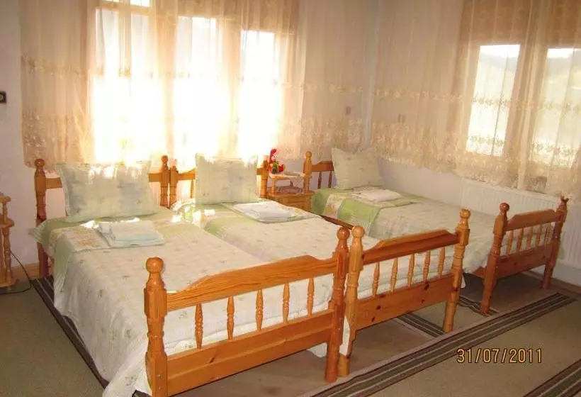 پانسیون Kristal Guest House