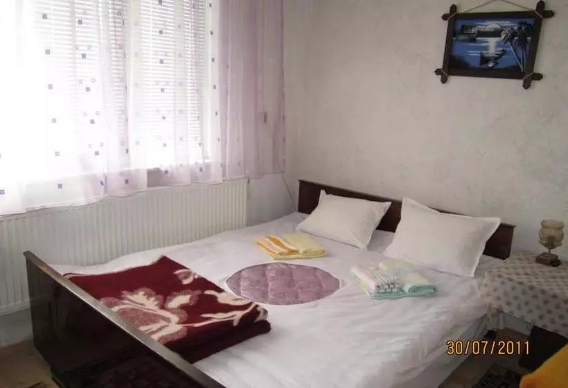 پانسیون Kristal Guest House