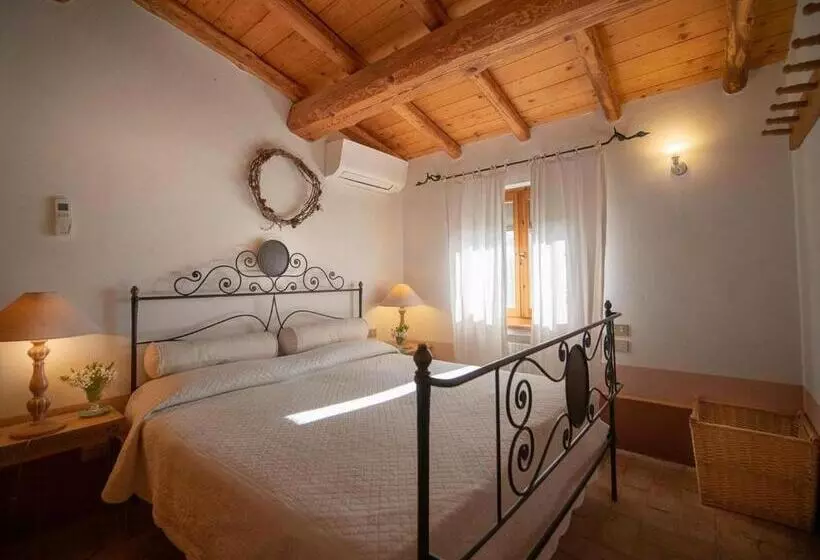 Hotelli Podere Le Mezzelune