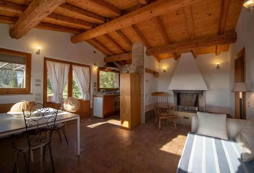 Hotelli Podere Le Mezzelune