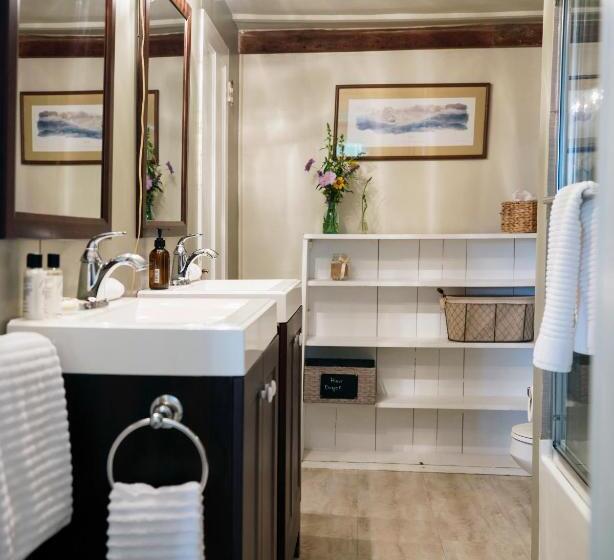 Cedar Hill Farm B & B