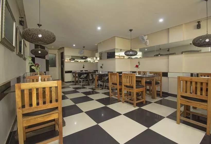 ホテル Oyo 28171 Kava Suites