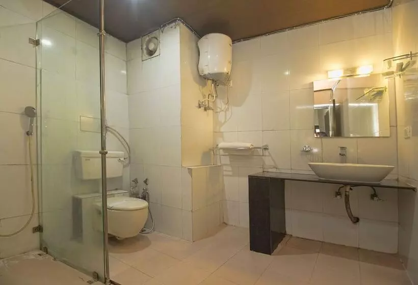 ホテル Oyo 28171 Kava Suites