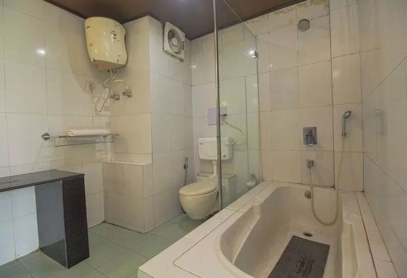 ホテル Oyo 28171 Kava Suites