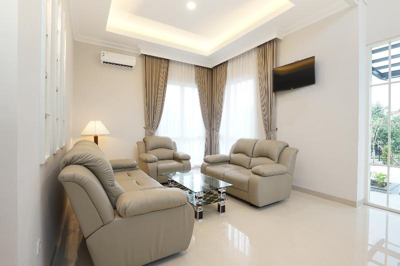 Отель Oyo 477 Raka Residence Syariah, Purwoharjobanyuwangi