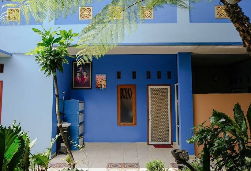 펜션 Oyo 778 Guest House Amalia Malang