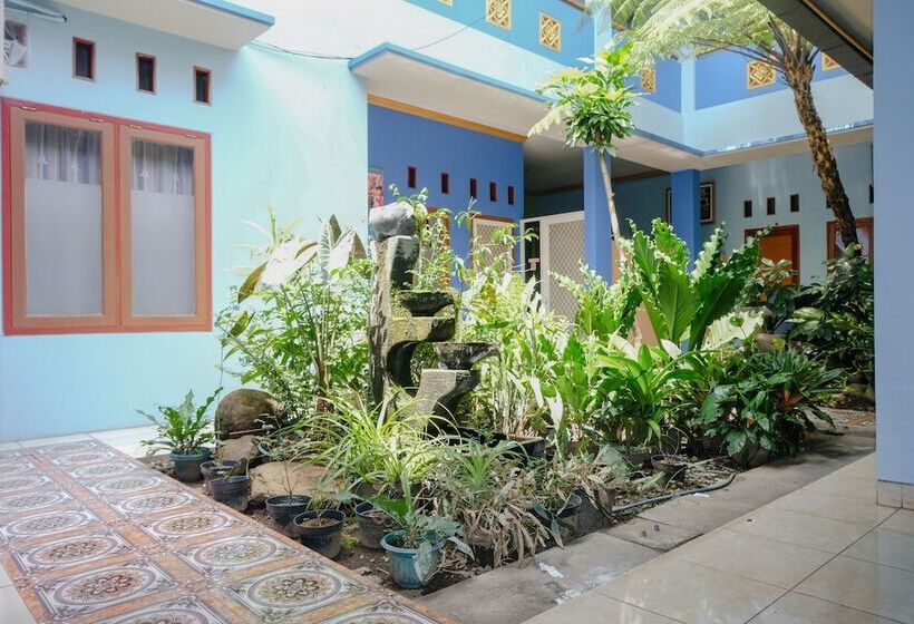 펜션 Oyo 778 Guest House Amalia Malang