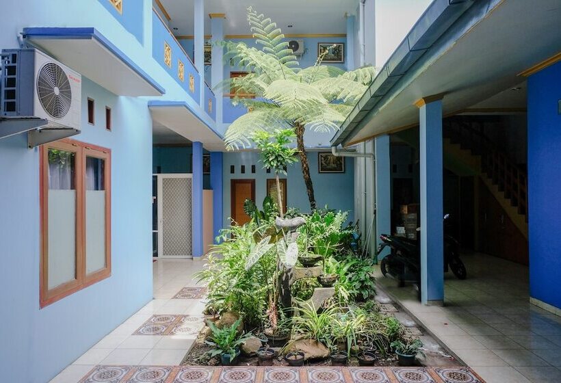 펜션 Oyo 778 Guest House Amalia Malang