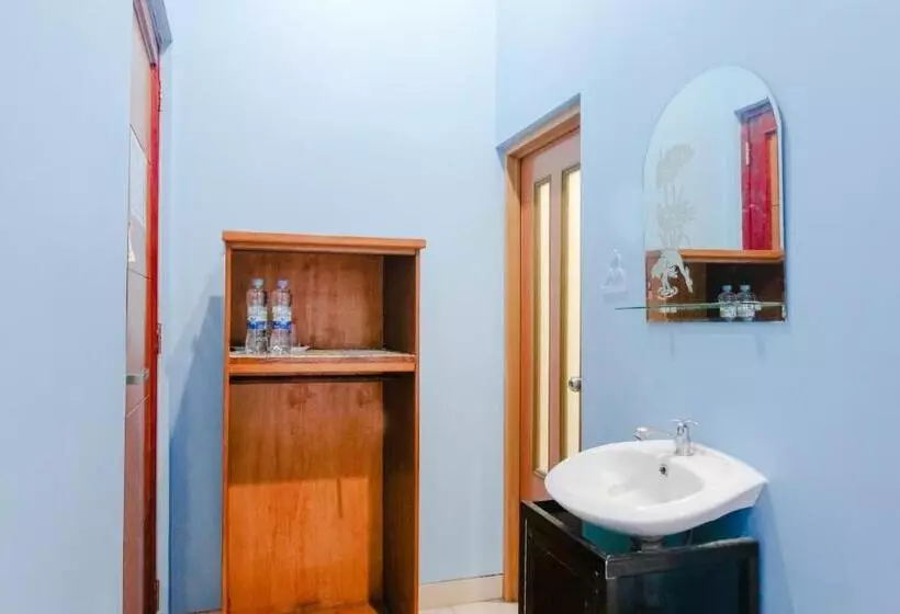 پانسیون Oyo 778 Guest House Amalia Malang