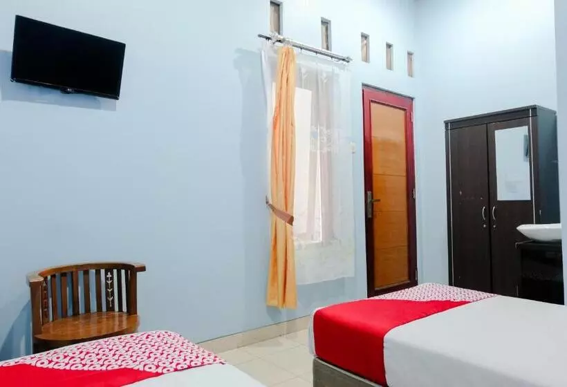 پانسیون Oyo 778 Guest House Amalia Malang