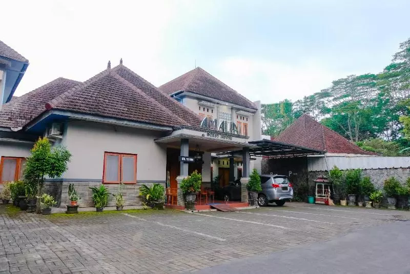 پانسیون Oyo 778 Guest House Amalia Malang