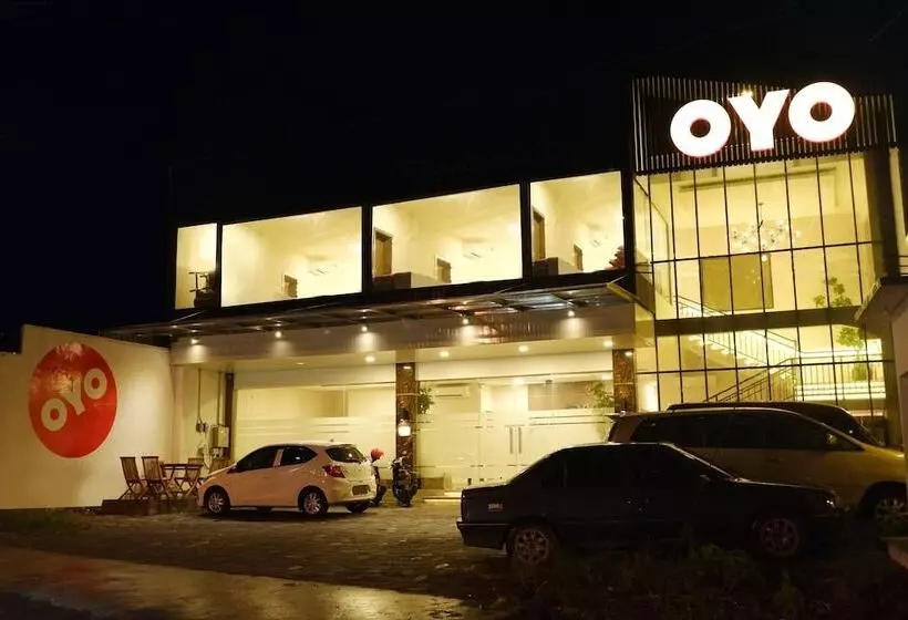 ホテル Oyo 379 Grand Mundu
