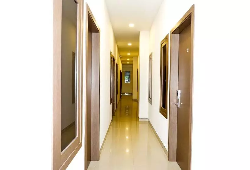 ホテル Oyo 379 Grand Mundu