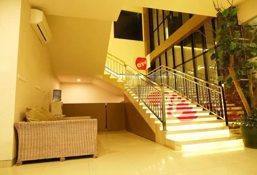 ホテル Oyo 379 Grand Mundu