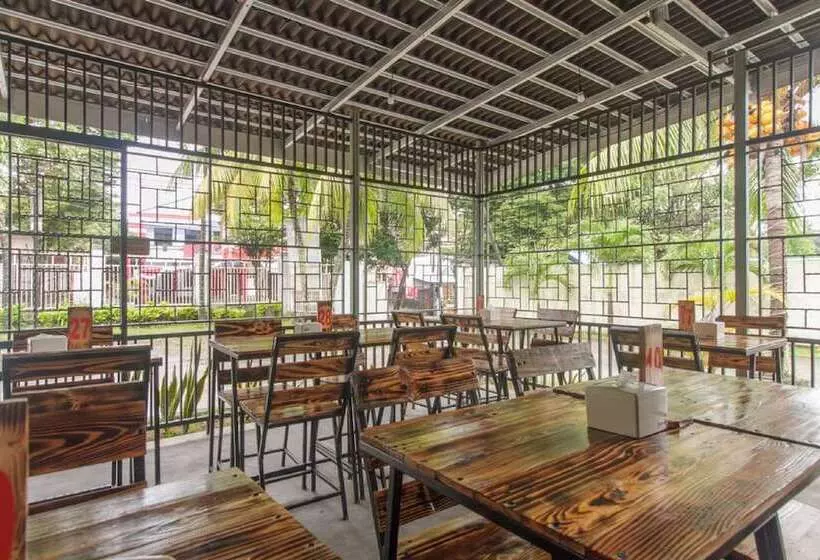 ホテル Reddoorz At Jalan Babepalar Rike Manado