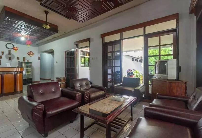 ホテル Reddoorz At Jalan Babepalar Rike Manado