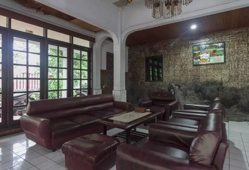 ホテル Reddoorz At Jalan Babepalar Rike Manado