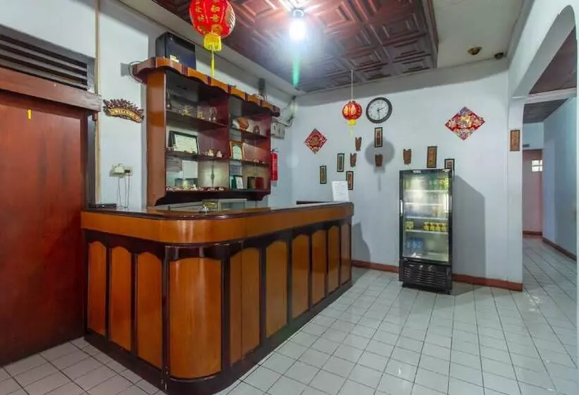 ホテル Reddoorz At Jalan Babepalar Rike Manado